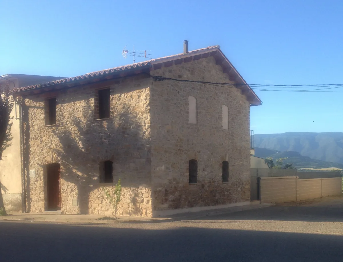 Exterior de Cal Nenot con piscina y vistas al Montsec