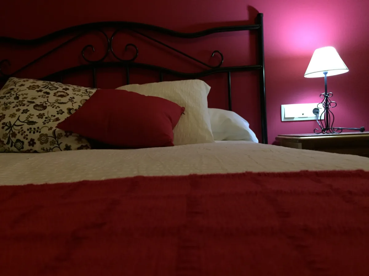 Habitación Roja con cama de matrimonio