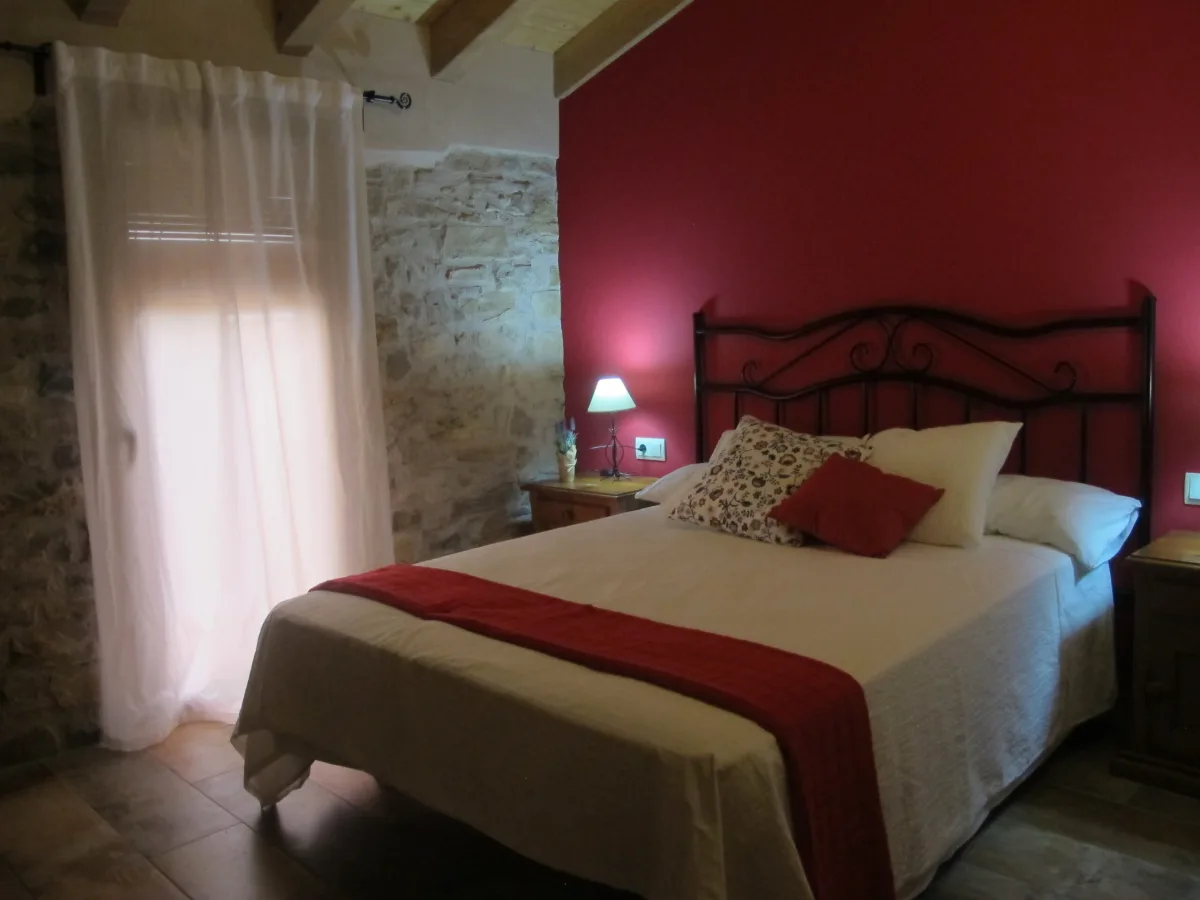 Habitación Roja con cama de matrimonio