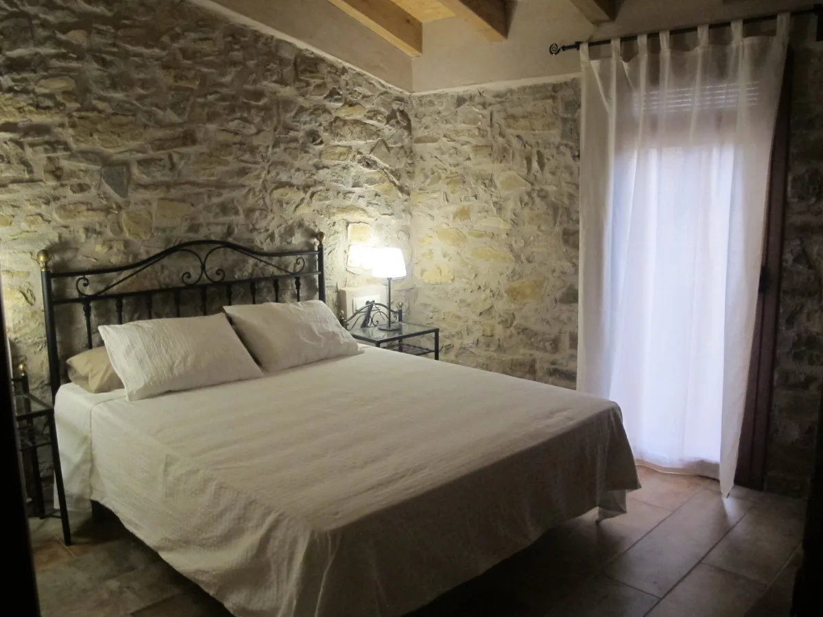 Habitación de Piedra con cama de matrimonio