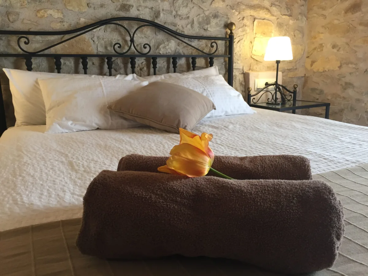 Habitación de Piedra con cama de matrimonio
