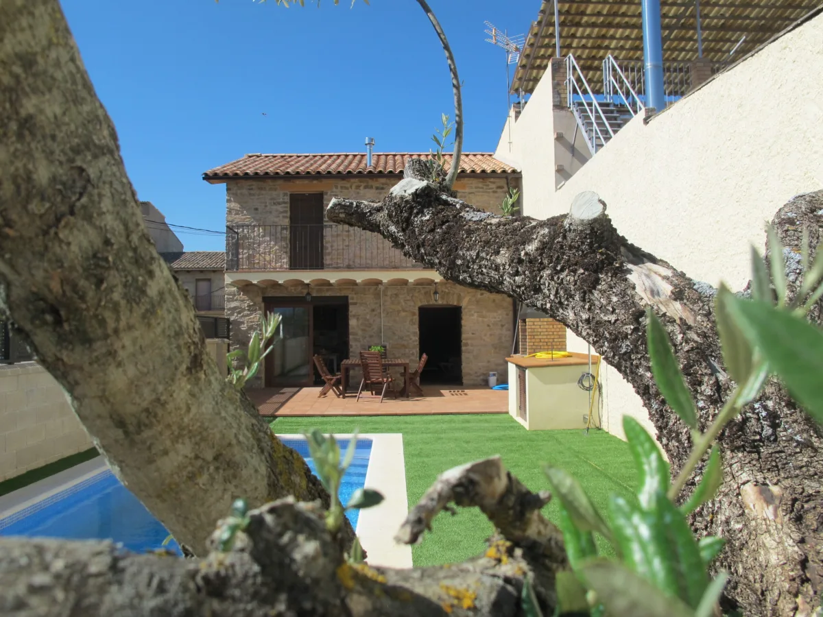 Exterior de Cal Nenot con piscina y vistas al Montsec