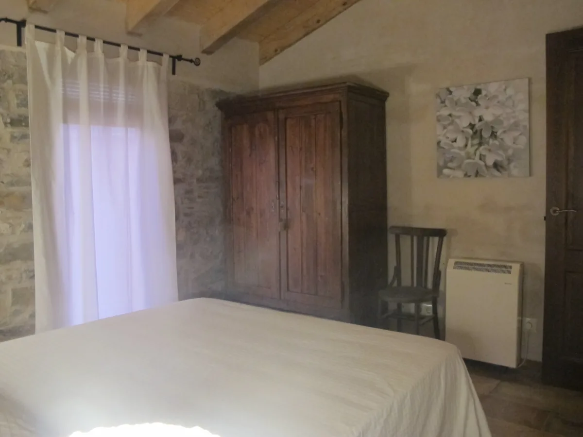 Habitación de Piedra con cama de matrimonio