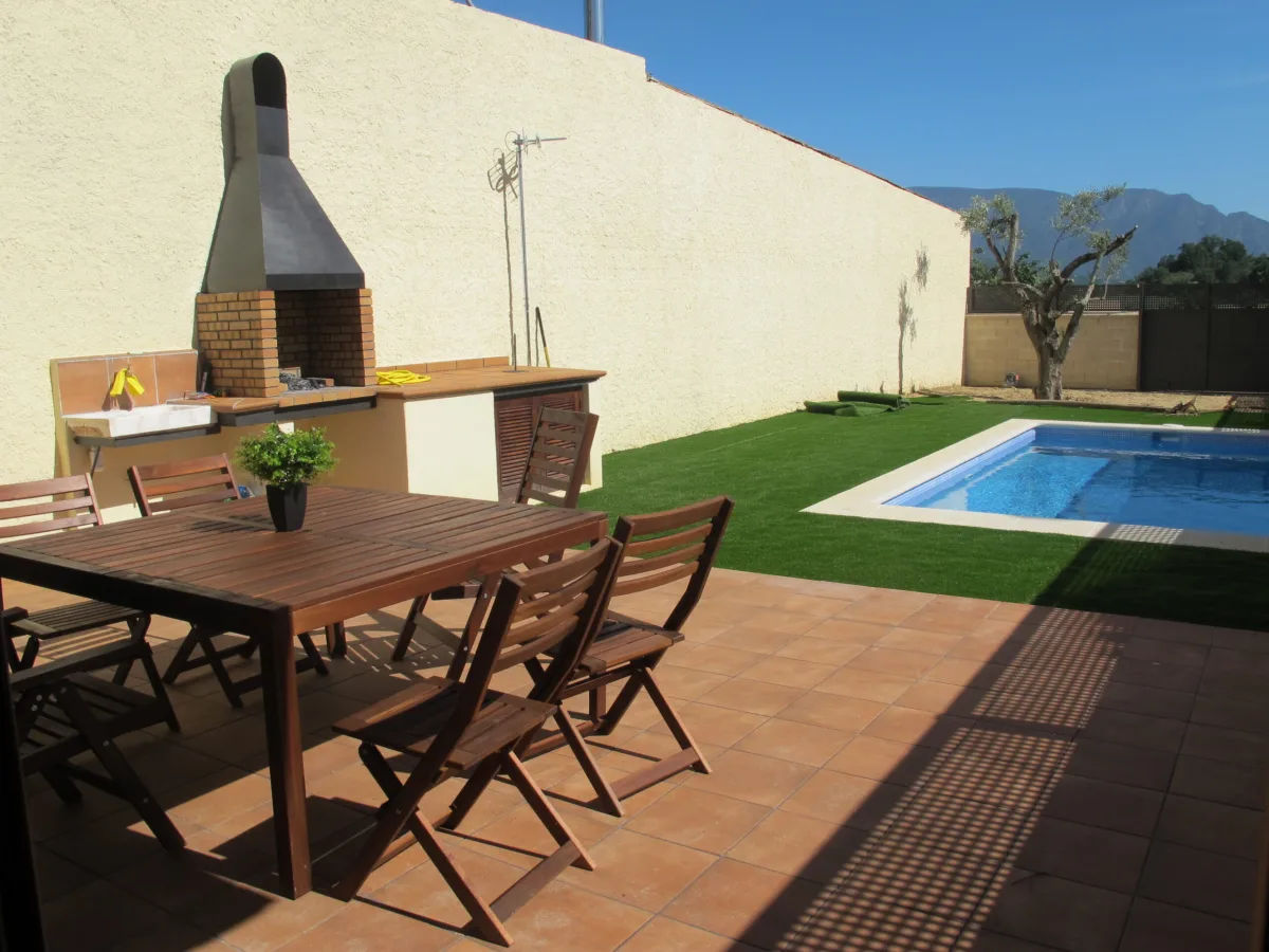 Exterior de Cal Nenot con piscina y vistas al Montsec