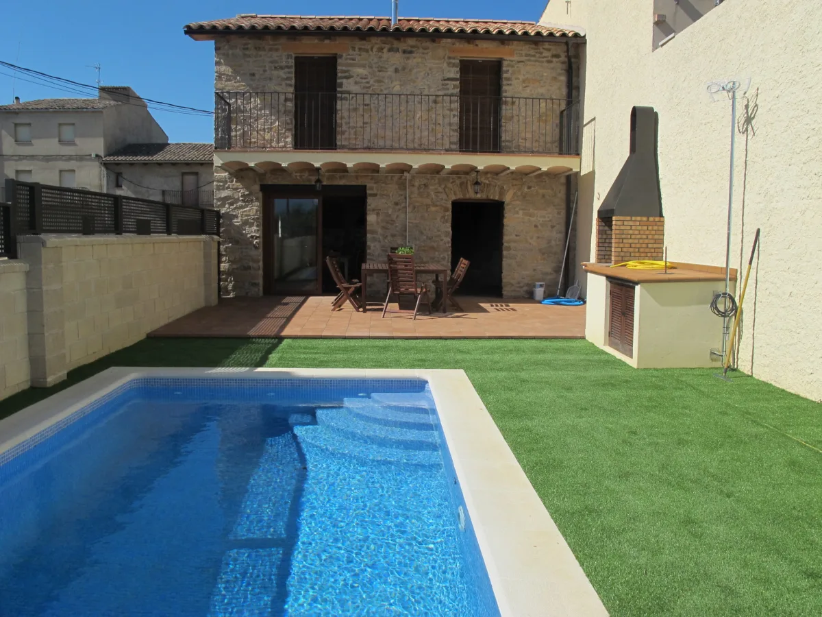 Exterior de Cal Nenot con piscina y vistas al Montsec